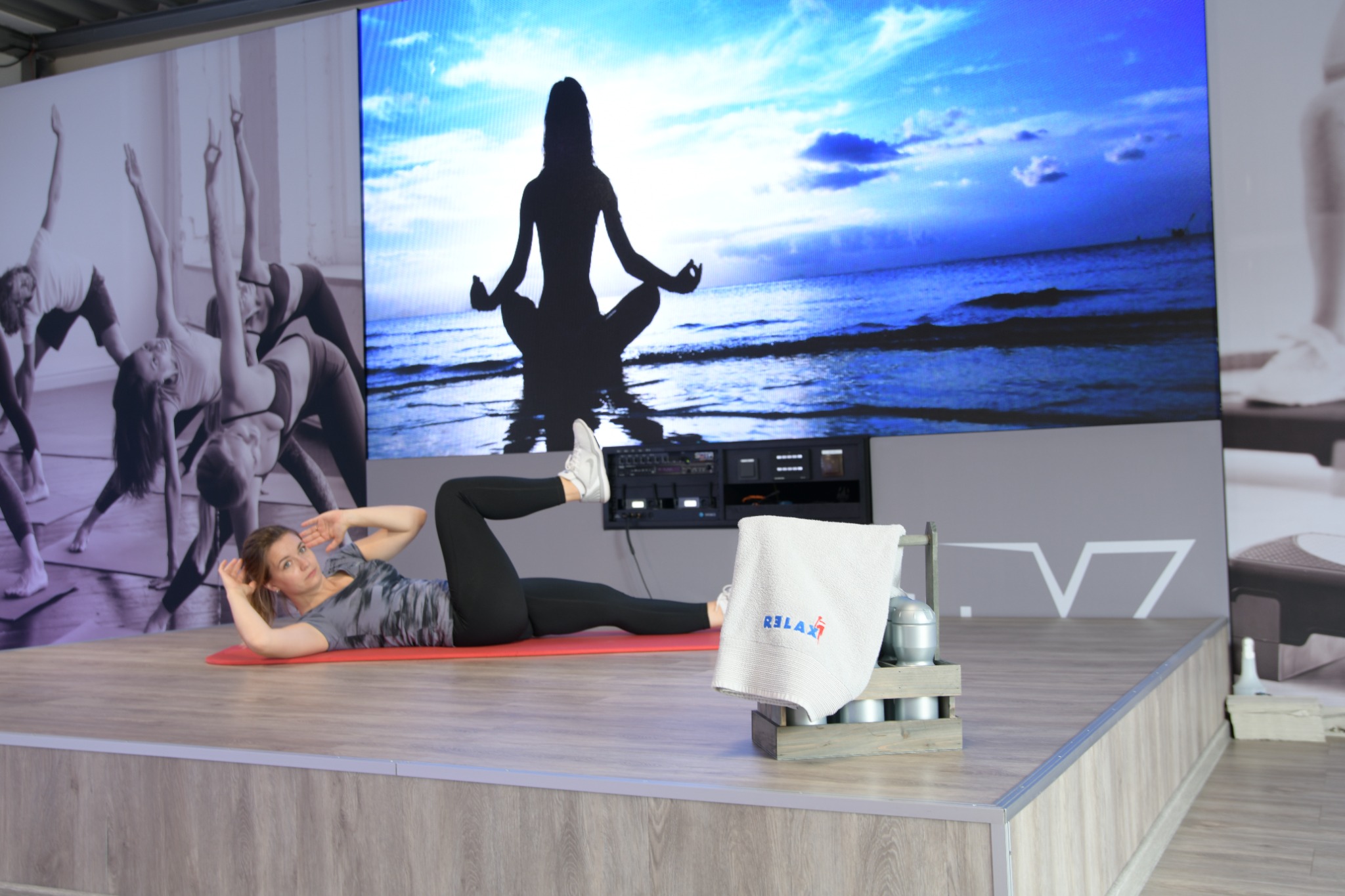 Kurs- und Entspannungsbereich mit LED-Wall